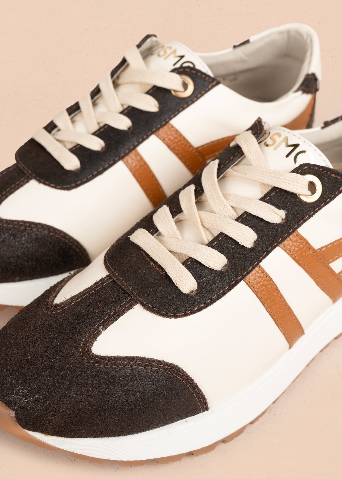 Deportivo en cuero color blanco con líneas decorativas y suela texturizada 106025