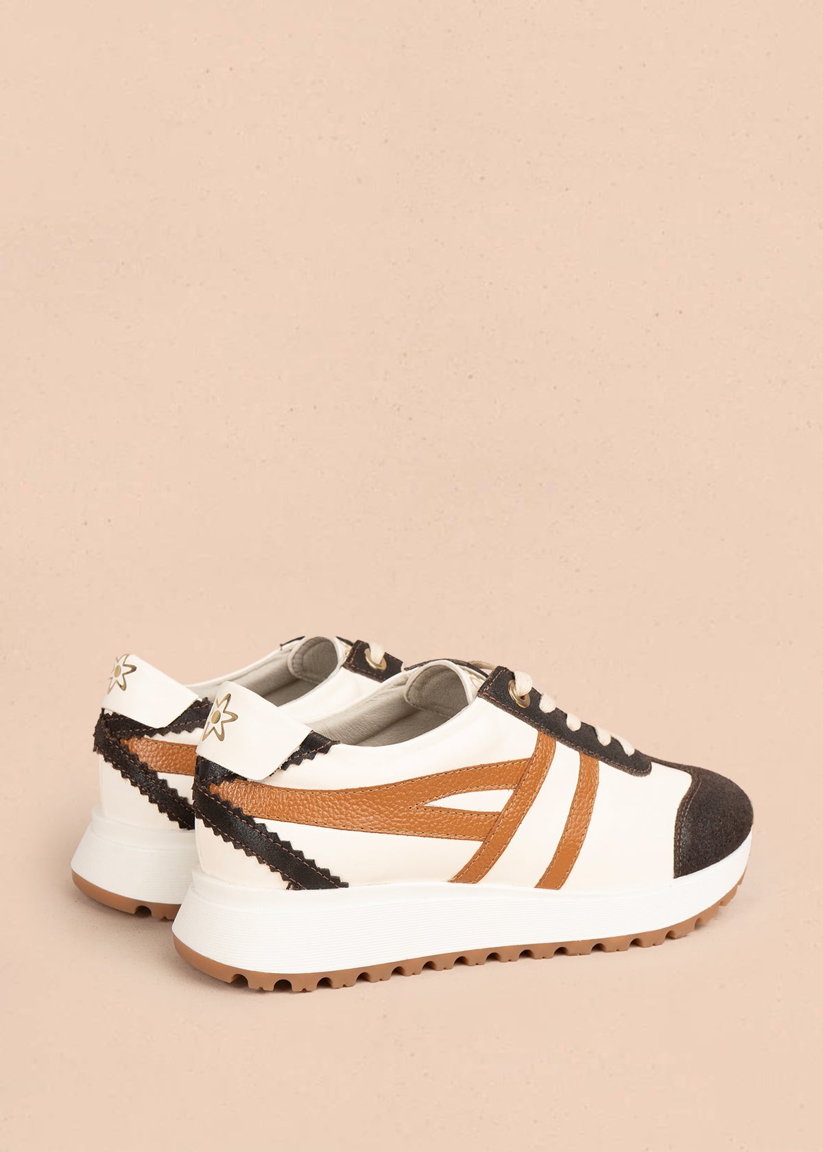 Deportivo en cuero color blanco con líneas decorativas y suela texturizada 106025