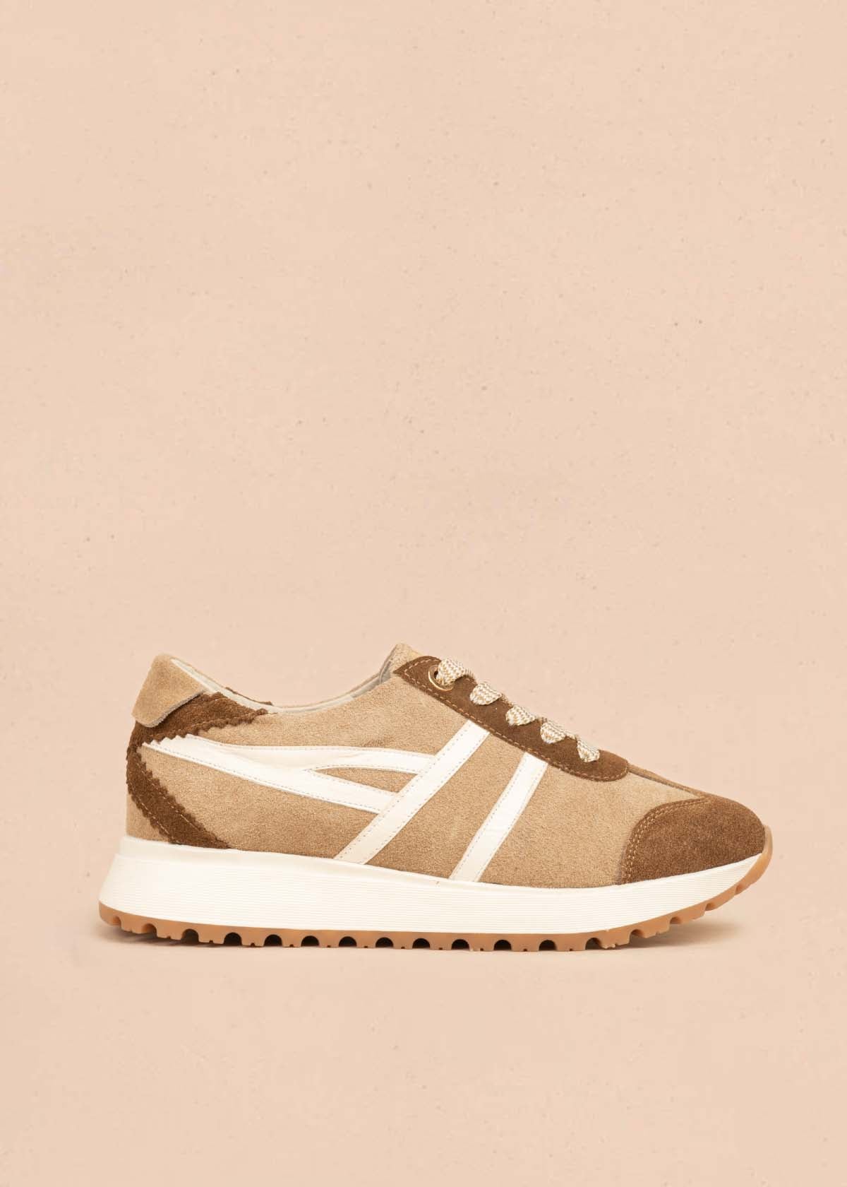 Deportivo en cuero color café con líneas decorativas y suela texturizada 106025