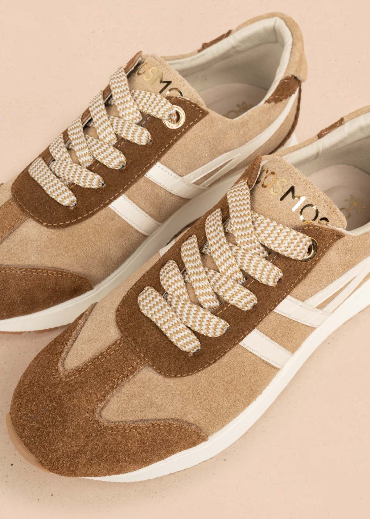 Deportivo en cuero color café con líneas decorativas y suela texturizada 106025