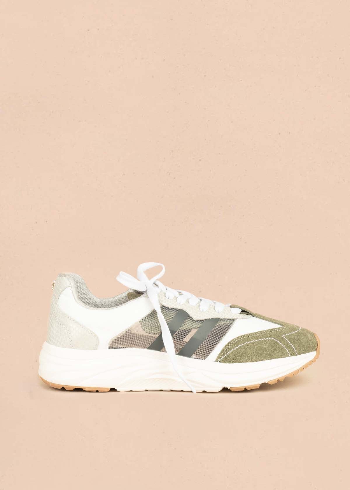 Tenis casuales en cuero color gris con capellada carnaza verde 106026