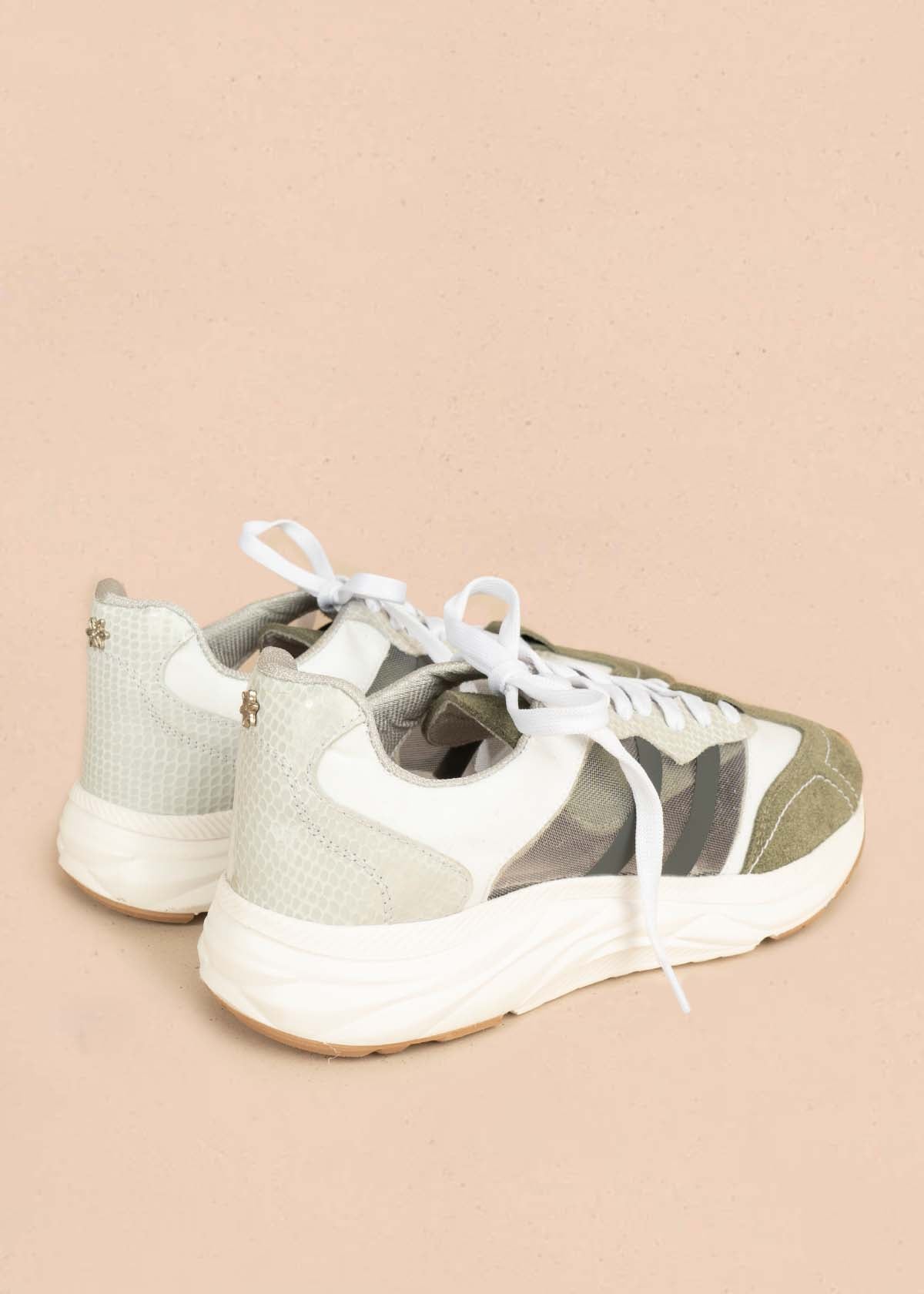 Tenis casuales en cuero color gris con capellada carnaza verde 106026
