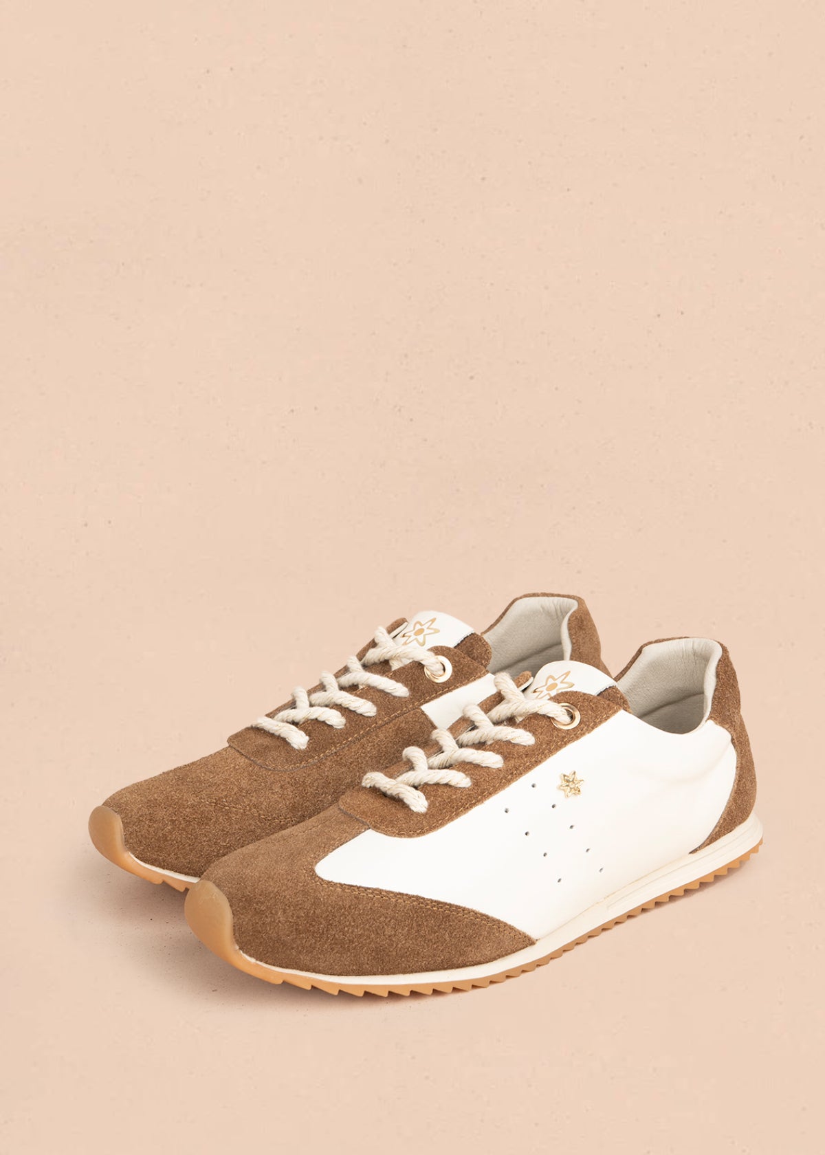 Deportivo en cuero color arena con gamuza café 106030