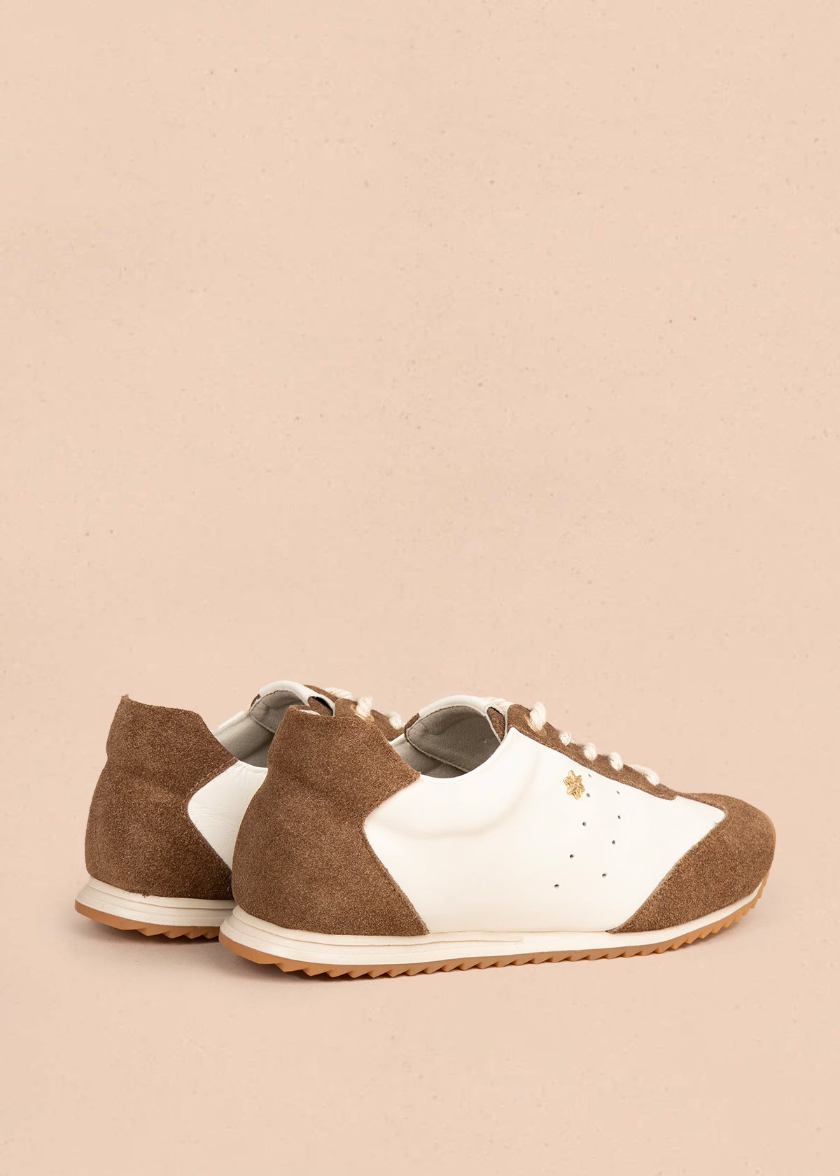 Deportivo en cuero color arena con gamuza café 106030