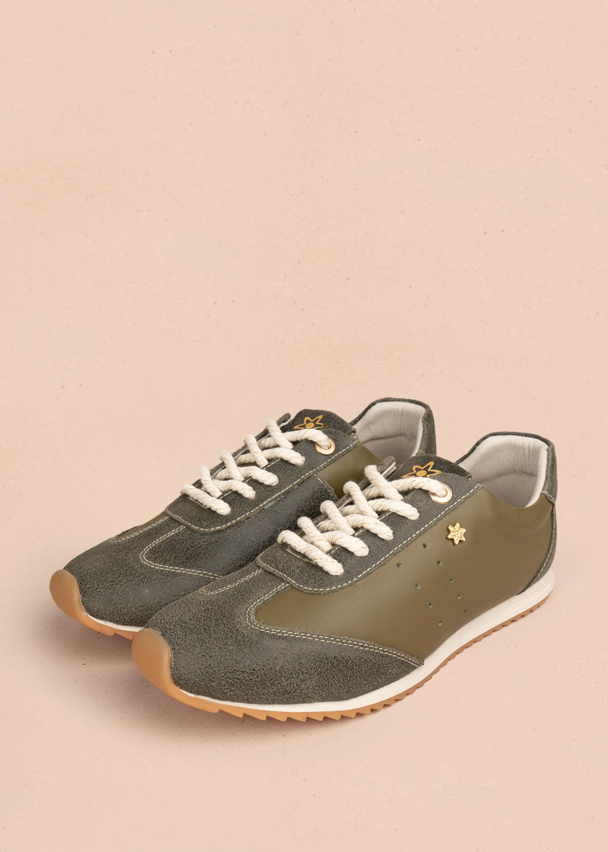 Tenis casuales en cuero color verde con gamuza 106030