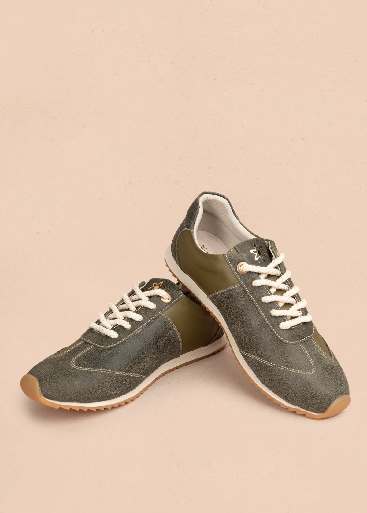 Tenis casuales en cuero color verde con gamuza 106030