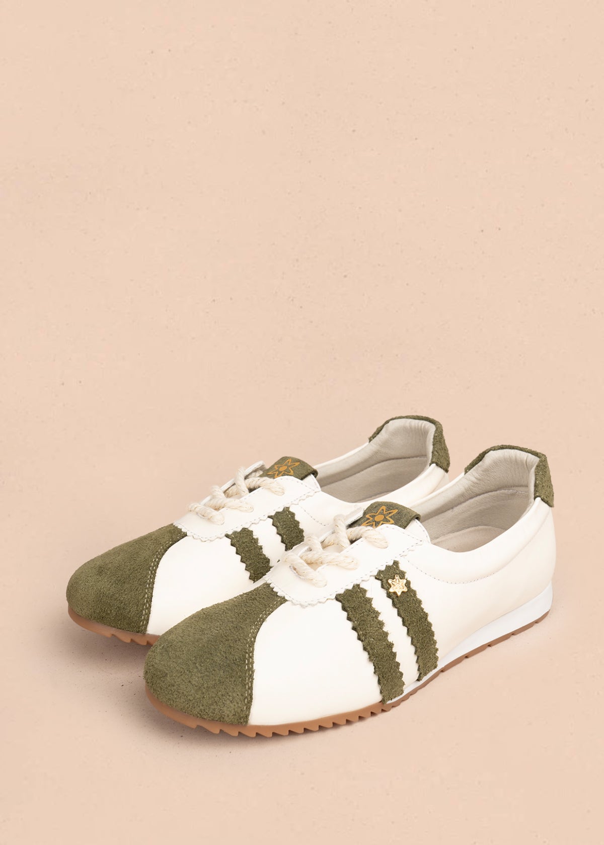 Deportivo en cuero color verde estilo clásico y doble franja lateral 106031