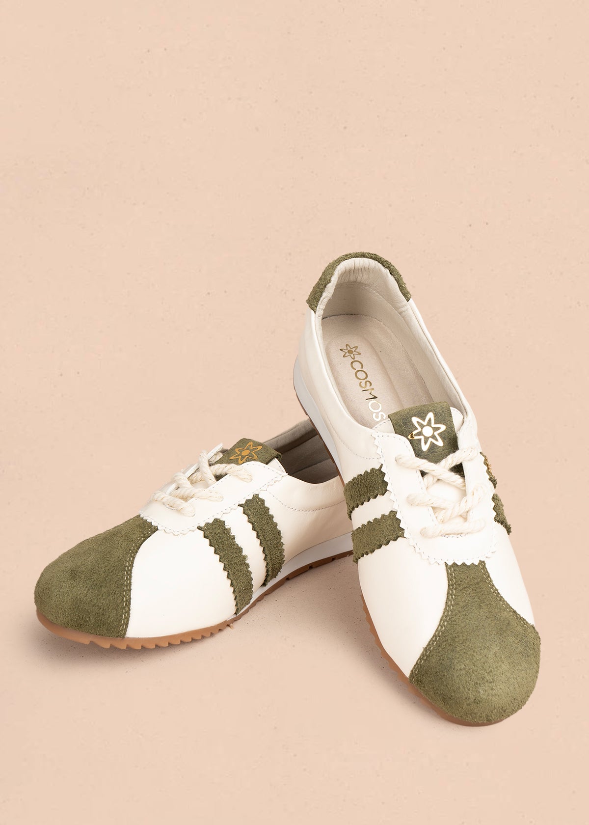 Deportivo en cuero color verde estilo clásico y doble franja lateral 106031