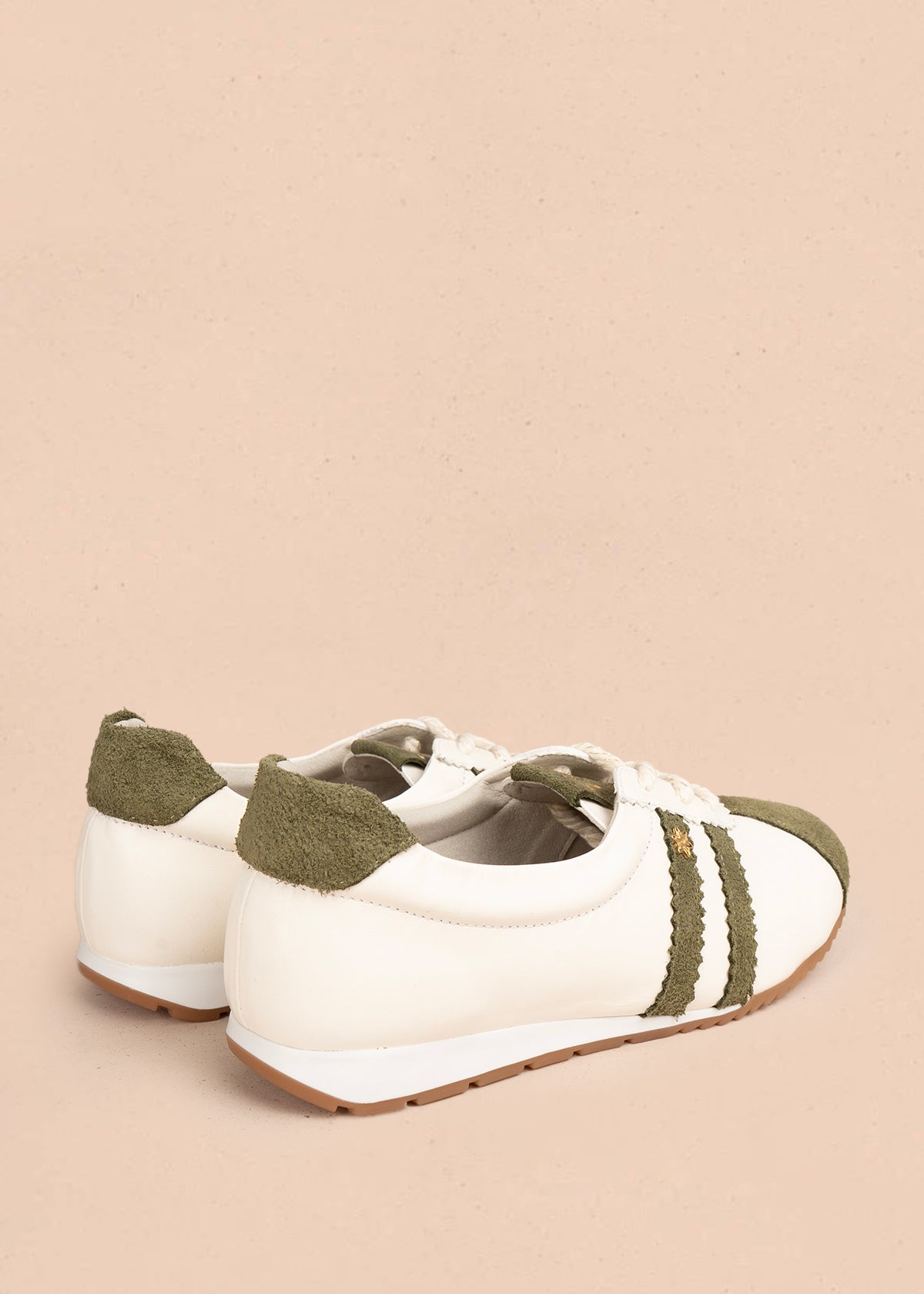 Deportivo en cuero color verde estilo clásico y doble franja lateral 106031