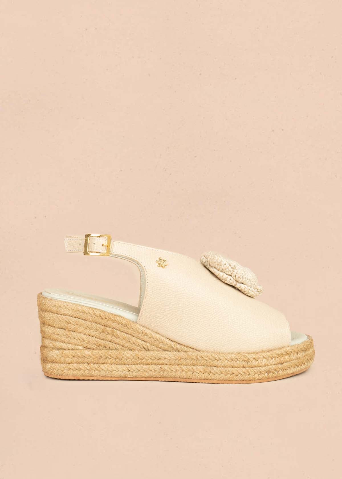 Sandalias en cuero color taupe con detalle rosa tejida y plataforma en yute 106034