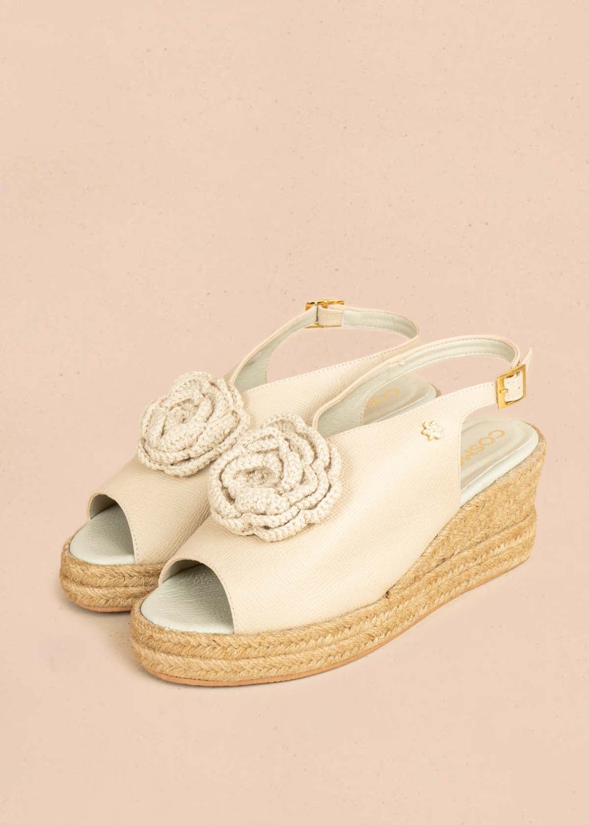 Sandalias en cuero color taupe con detalle rosa tejida y plataforma en yute 106034