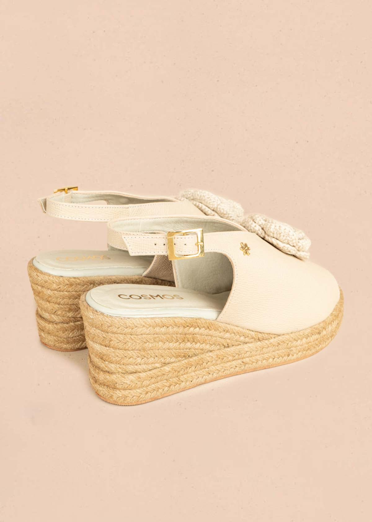 Sandalias en cuero color taupe con detalle rosa tejida y plataforma en yute 106034