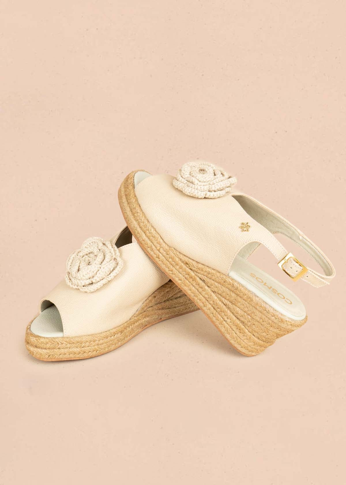 Sandalias en cuero color taupe con detalle rosa tejida y plataforma en yute 106034