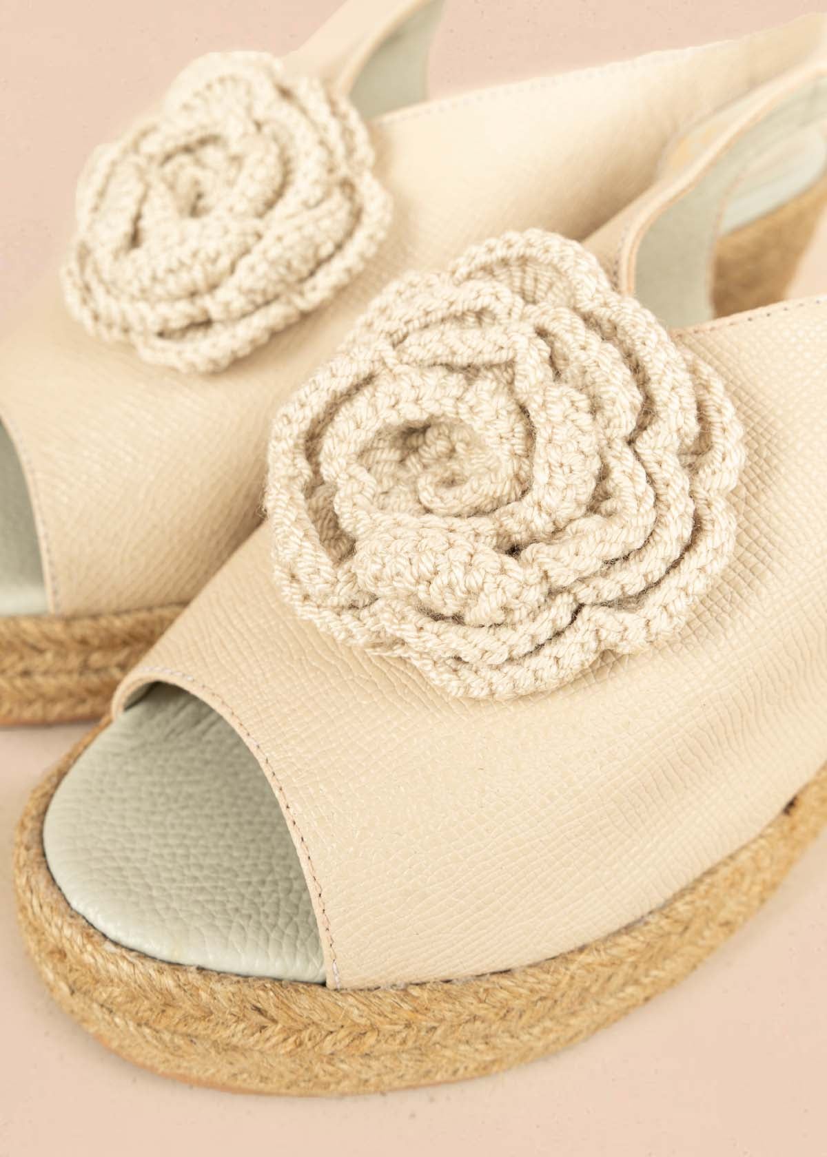 Sandalias en cuero color taupe con detalle rosa tejida y plataforma en yute 106034