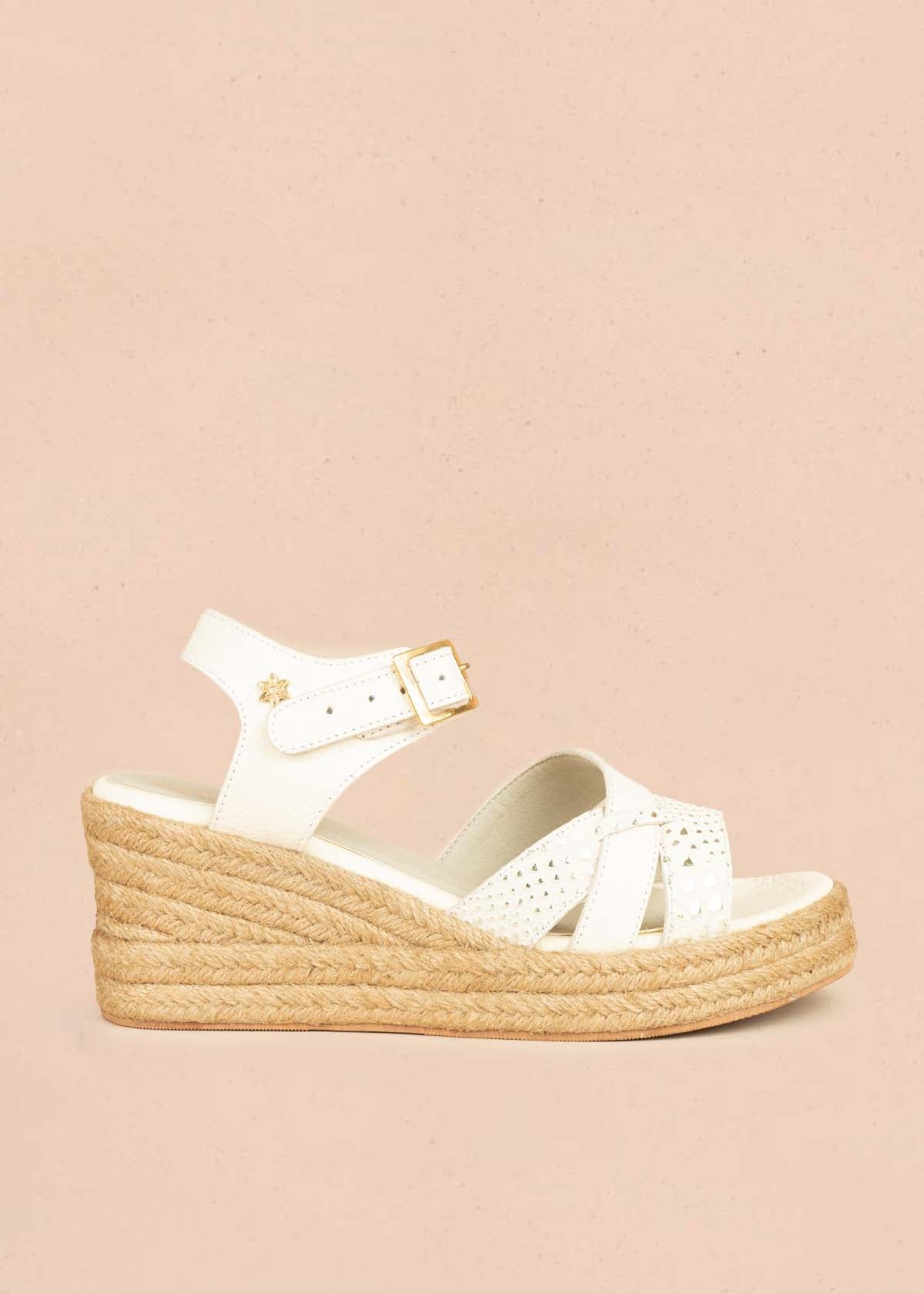 Sandalias en cuero color talco con detalles dorados y plataforma en yute 106035