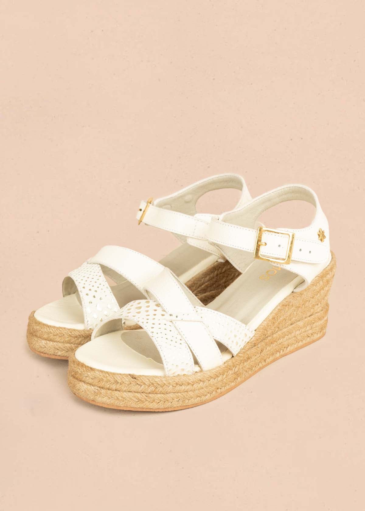 Sandalias en cuero color talco con detalles dorados y plataforma en yute 106035