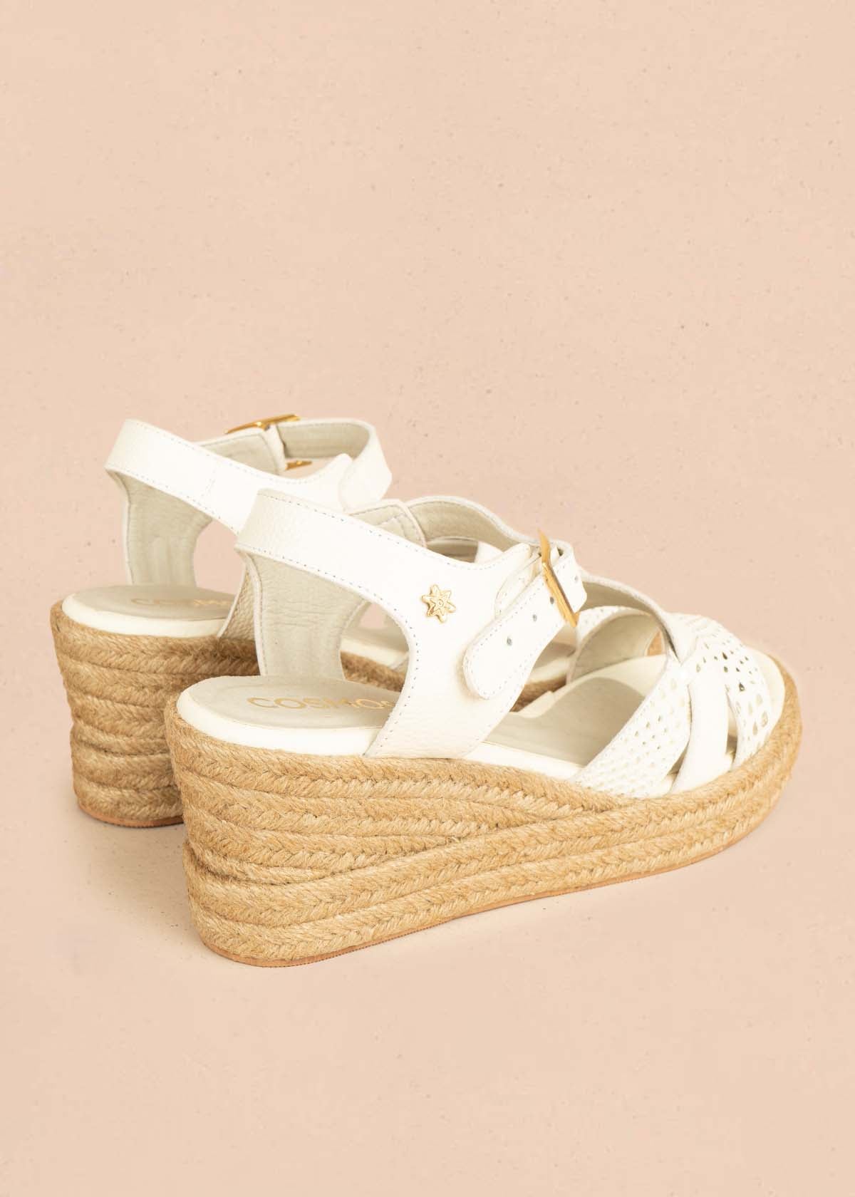 Sandalias en cuero color talco con detalles dorados y plataforma en yute 106035