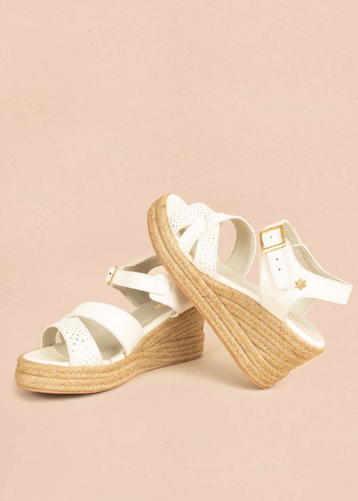 Sandalias en cuero color talco con detalles dorados y plataforma en yute 106035