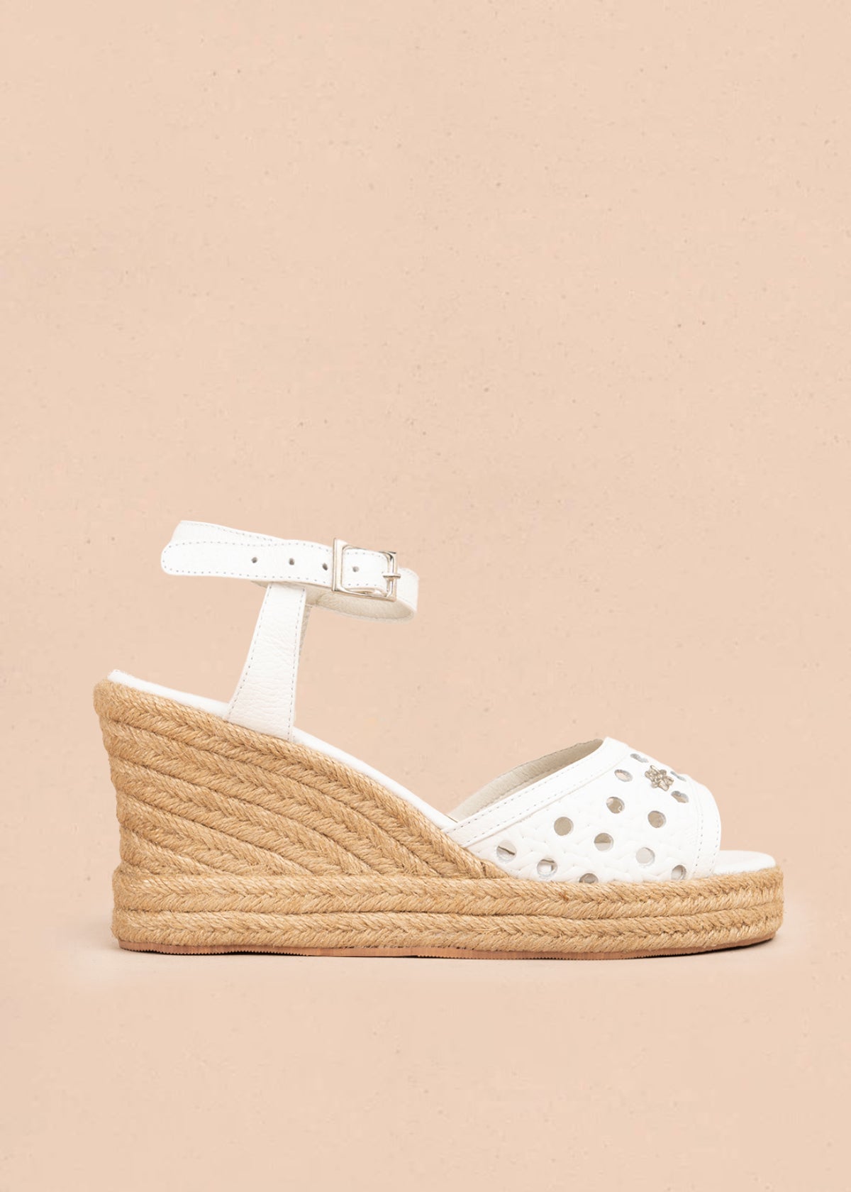 Sandalia en cuero color blanco con diseño perforado y tacón en yute 106036