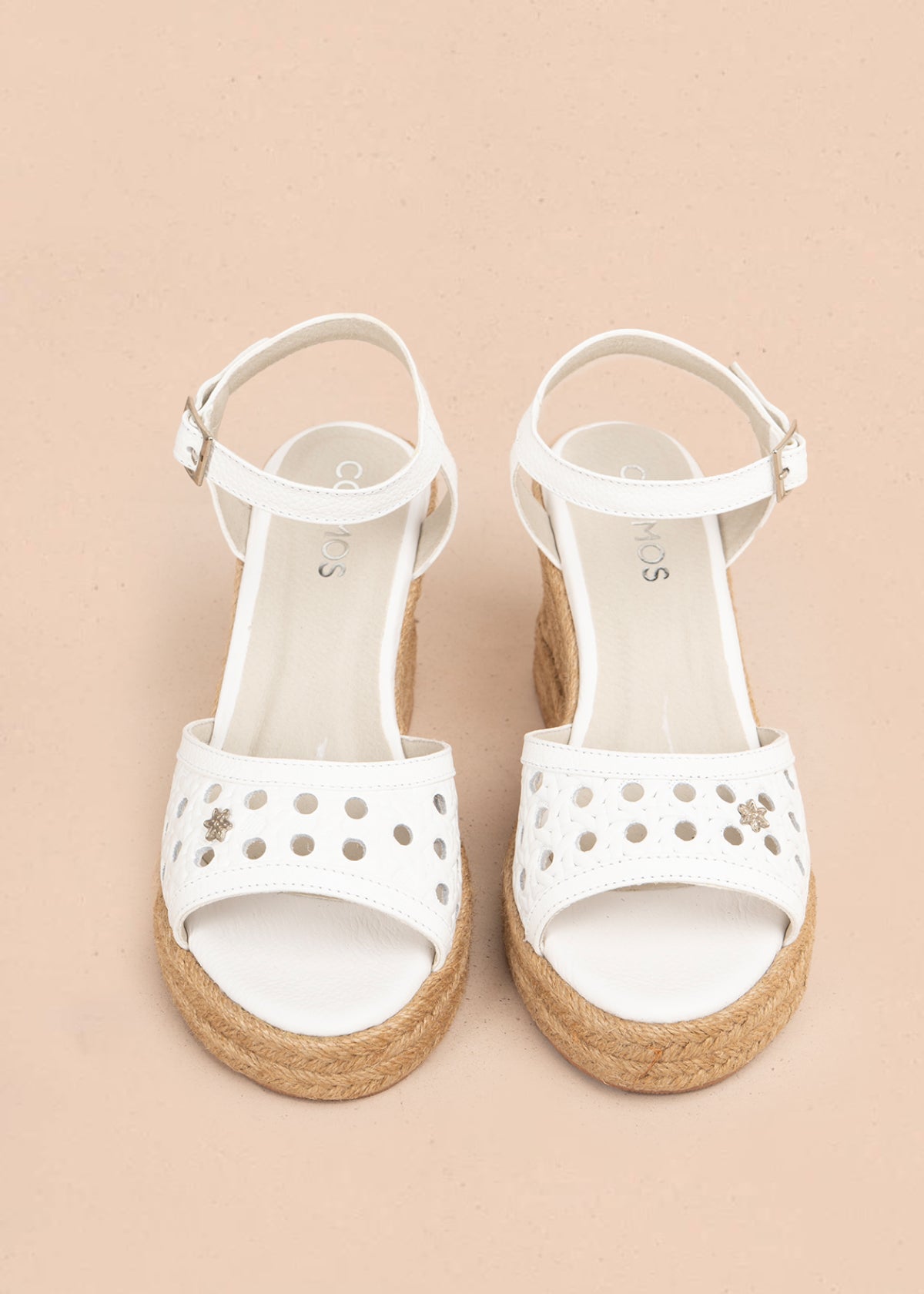 Sandalia en cuero color blanco con diseño perforado y tacón en yute 106036