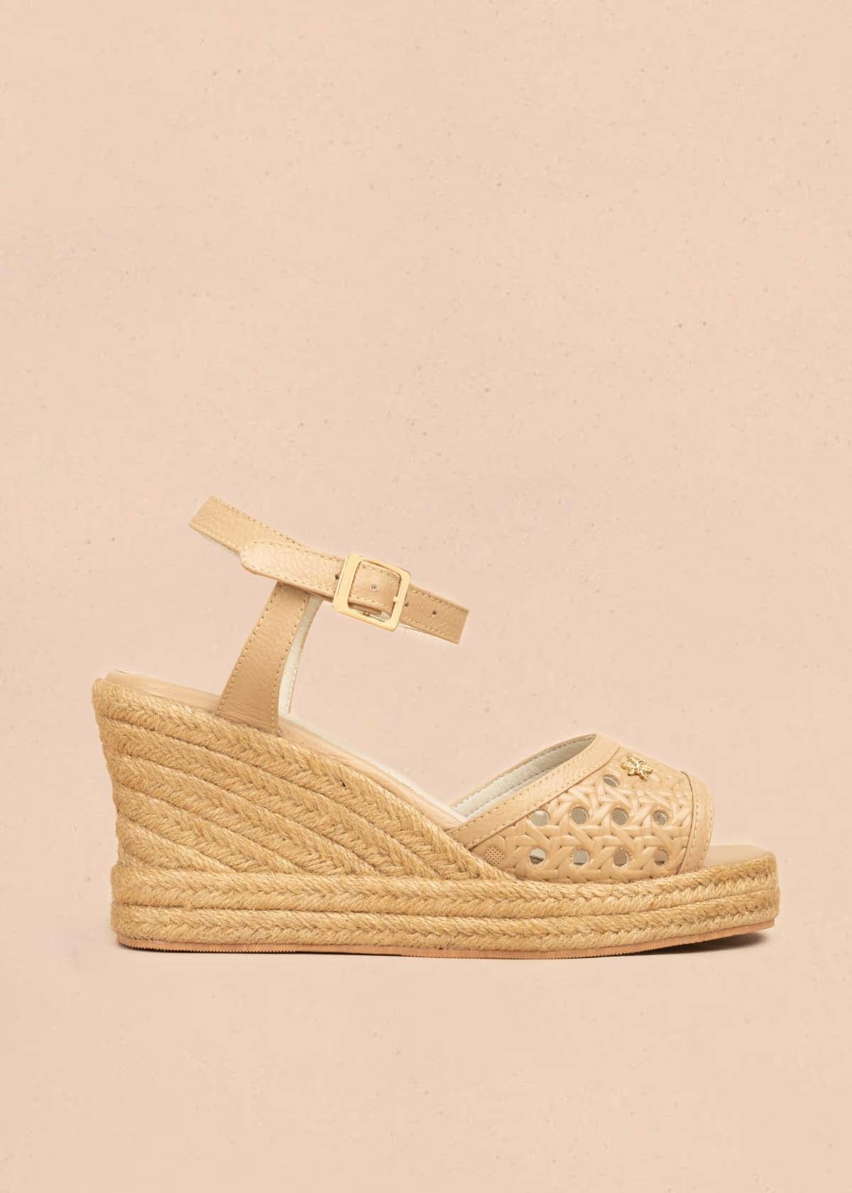 Sandalia en cuero color moca con diseño perforado y tacón en yute 106036