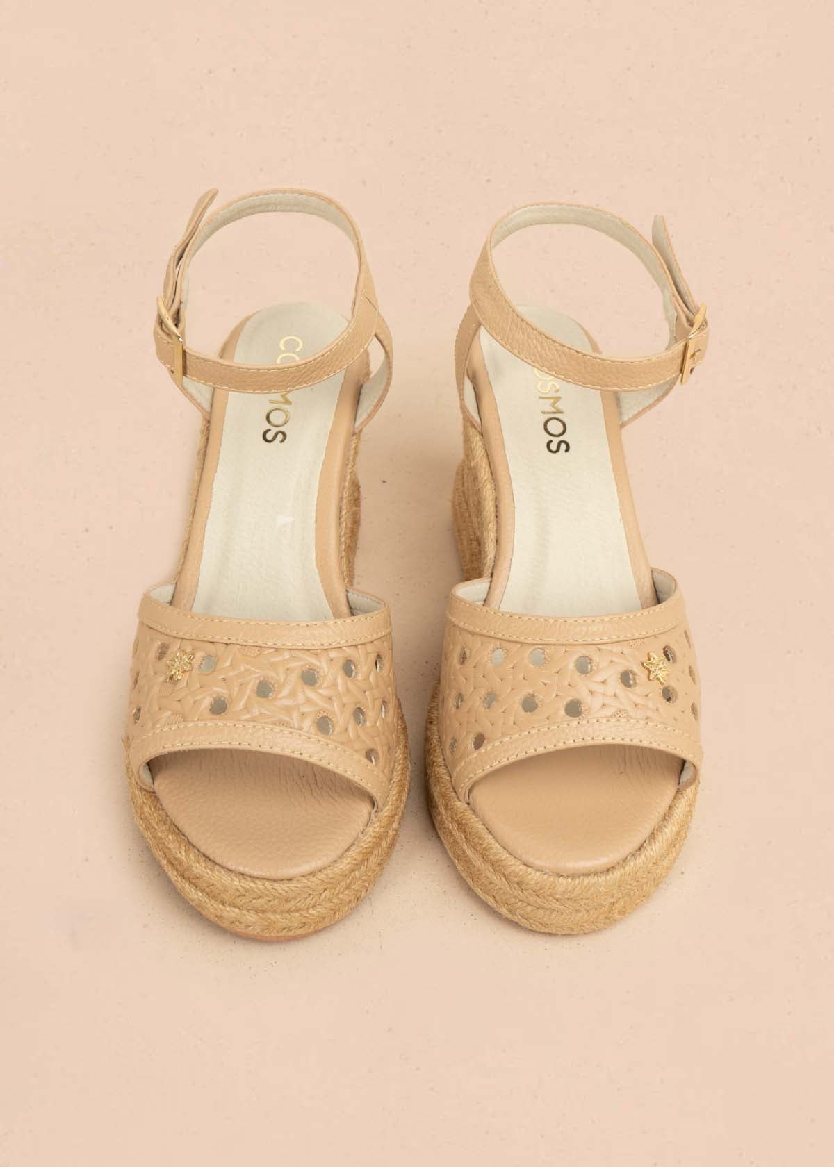 Sandalia en cuero color moca con diseño perforado y tacón en yute 106036