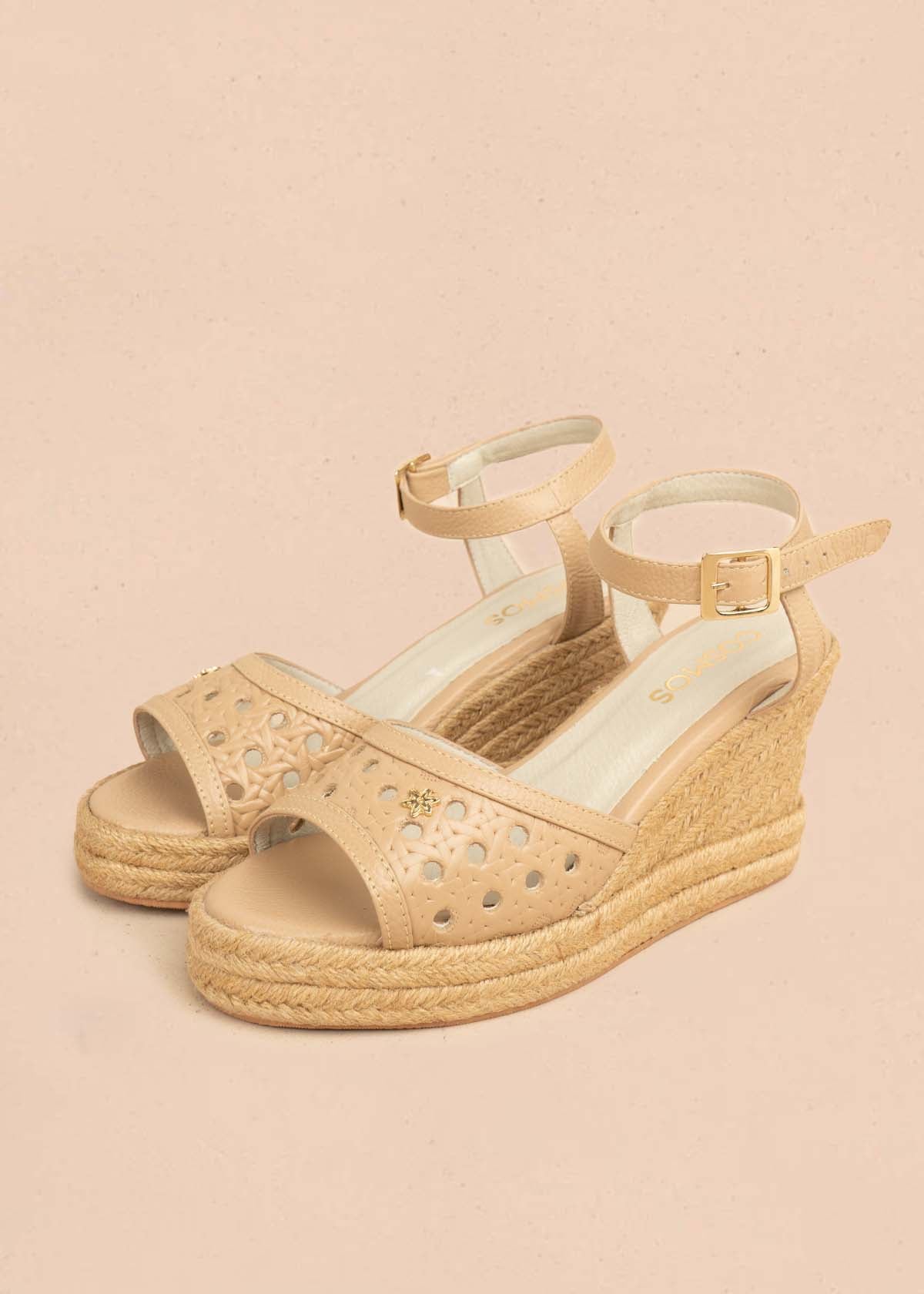 Sandalia en cuero color moca con diseño perforado y tacón en yute 106036