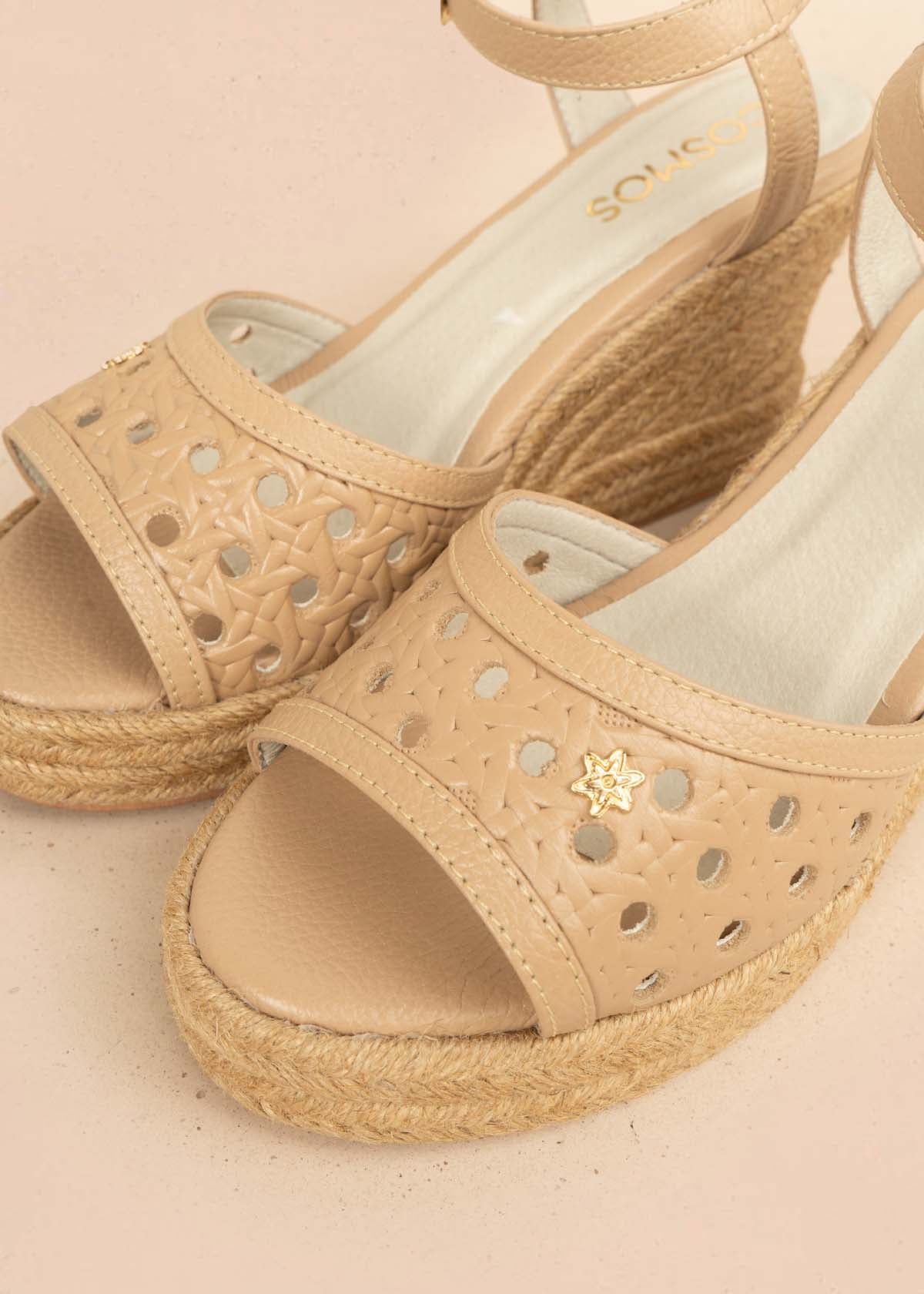 Sandalia en cuero color moca con diseño perforado y tacón en yute 106036