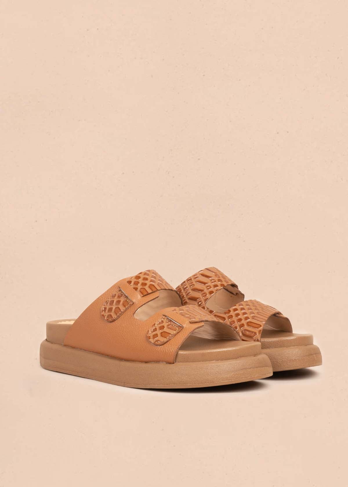 Sandalia en cuero plana color miel 106037