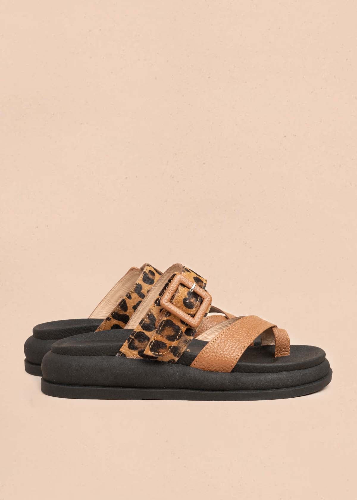 Sandalias en cuero color miel y cuero con pelo animal print 106039