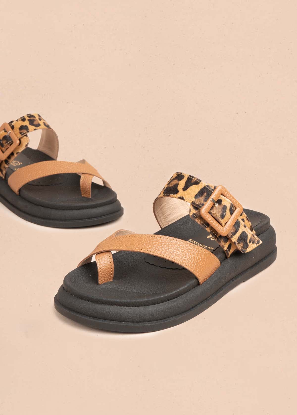 Sandalias en cuero color miel y cuero con pelo animal print 106039