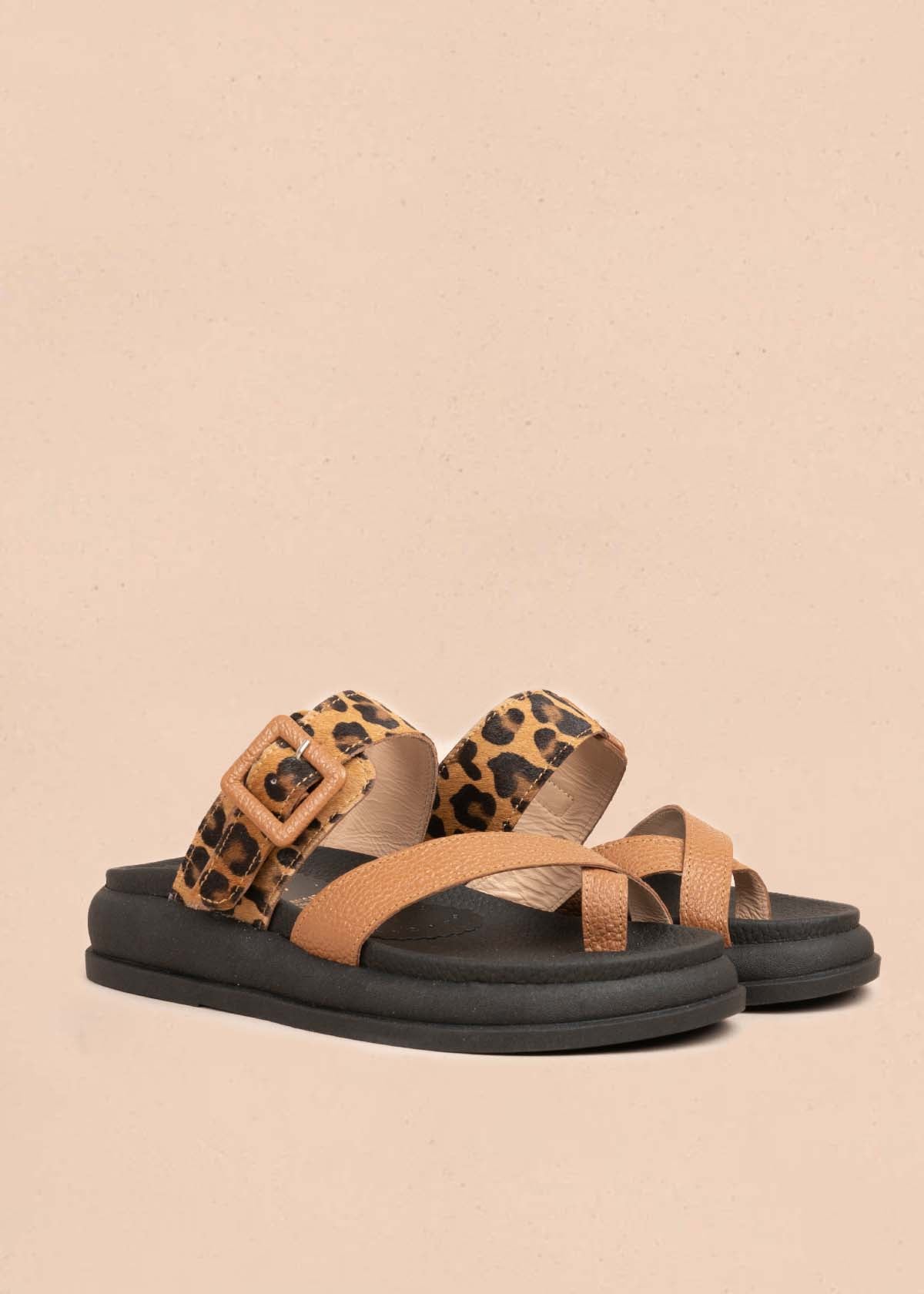 Sandalias en cuero color miel y cuero con pelo animal print 106039