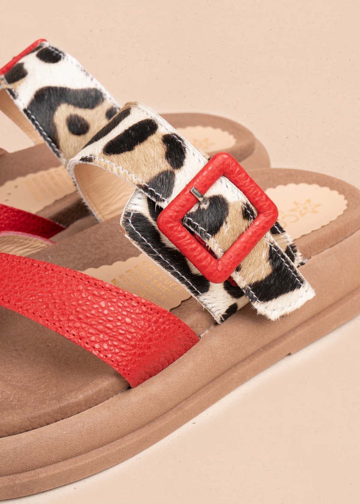 Sandalias en cuero color rojo y cuero con pelo animal print 106039