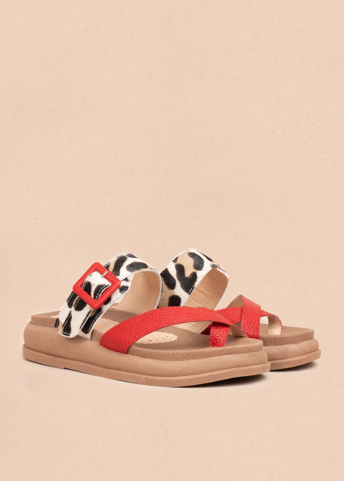 Sandalias en cuero color rojo y cuero con pelo animal print 106039