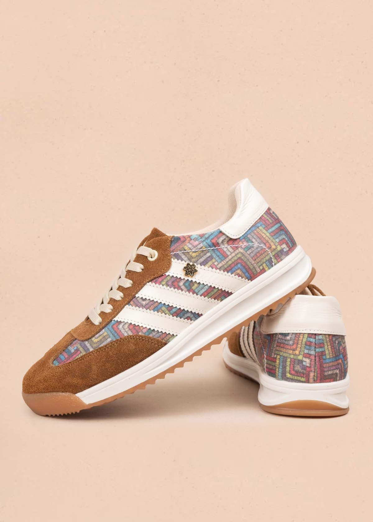 Deportivo en cuero color miel con rayas blancas y diseño tribal 106041
