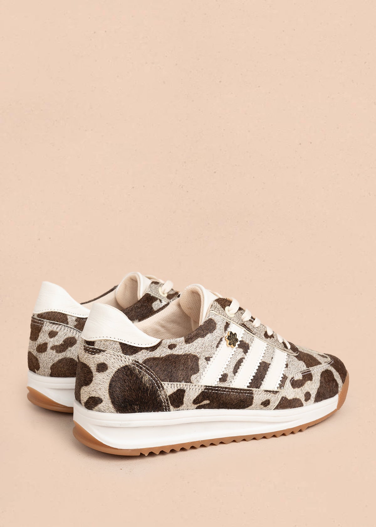 Tenis casuales en cuero color café con cuero animal print 106042