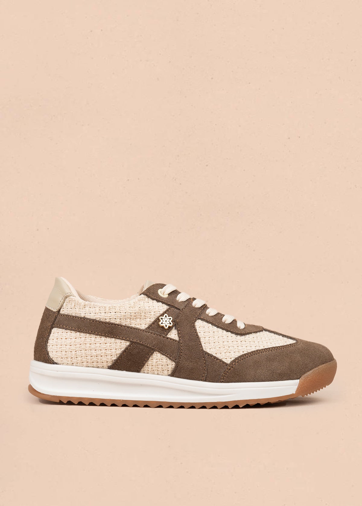 Tenis casuales en cuero color arena con texturizado y detalles en café 106044