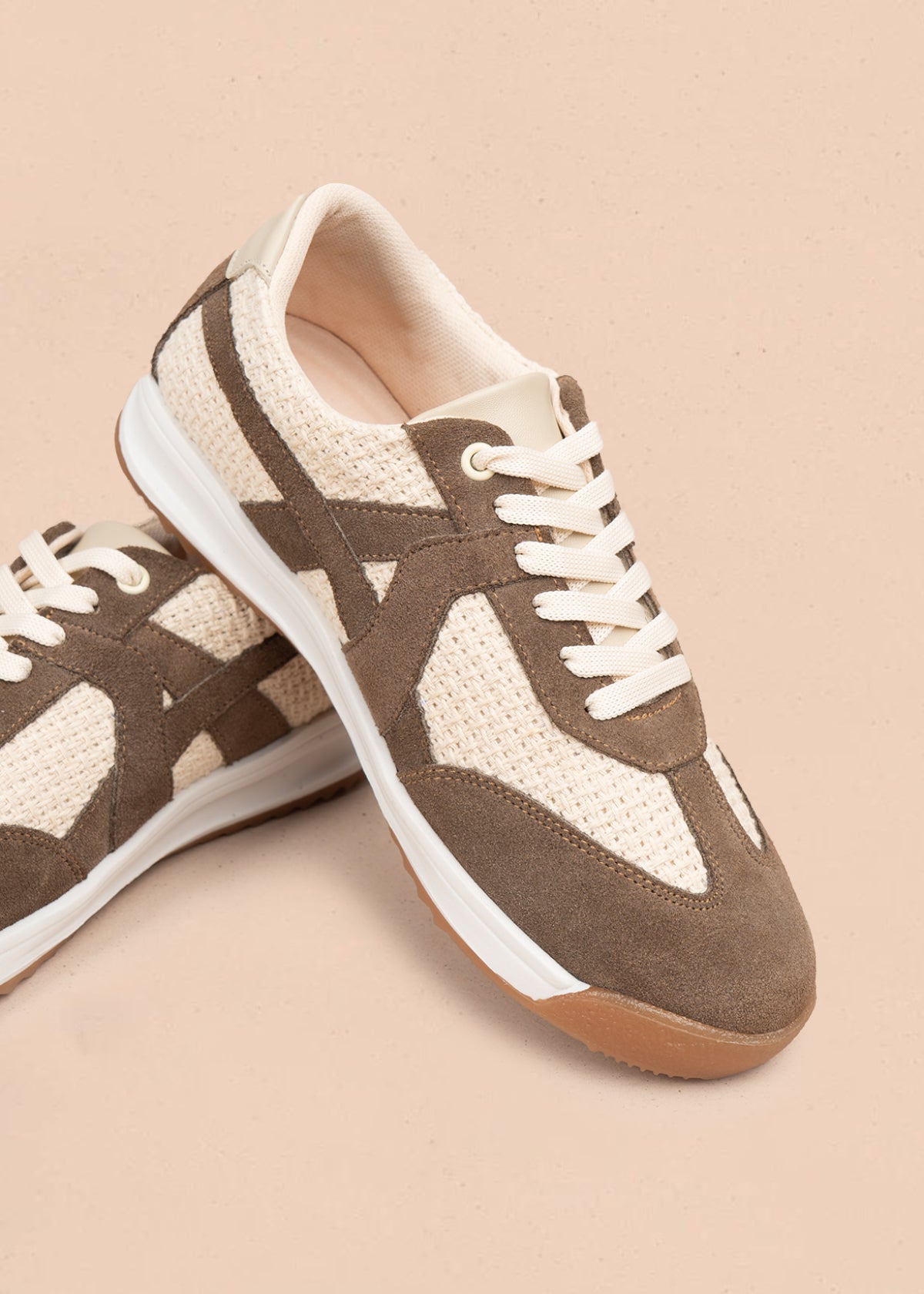 Tenis casuales en cuero color arena con texturizado y detalles en café 106044