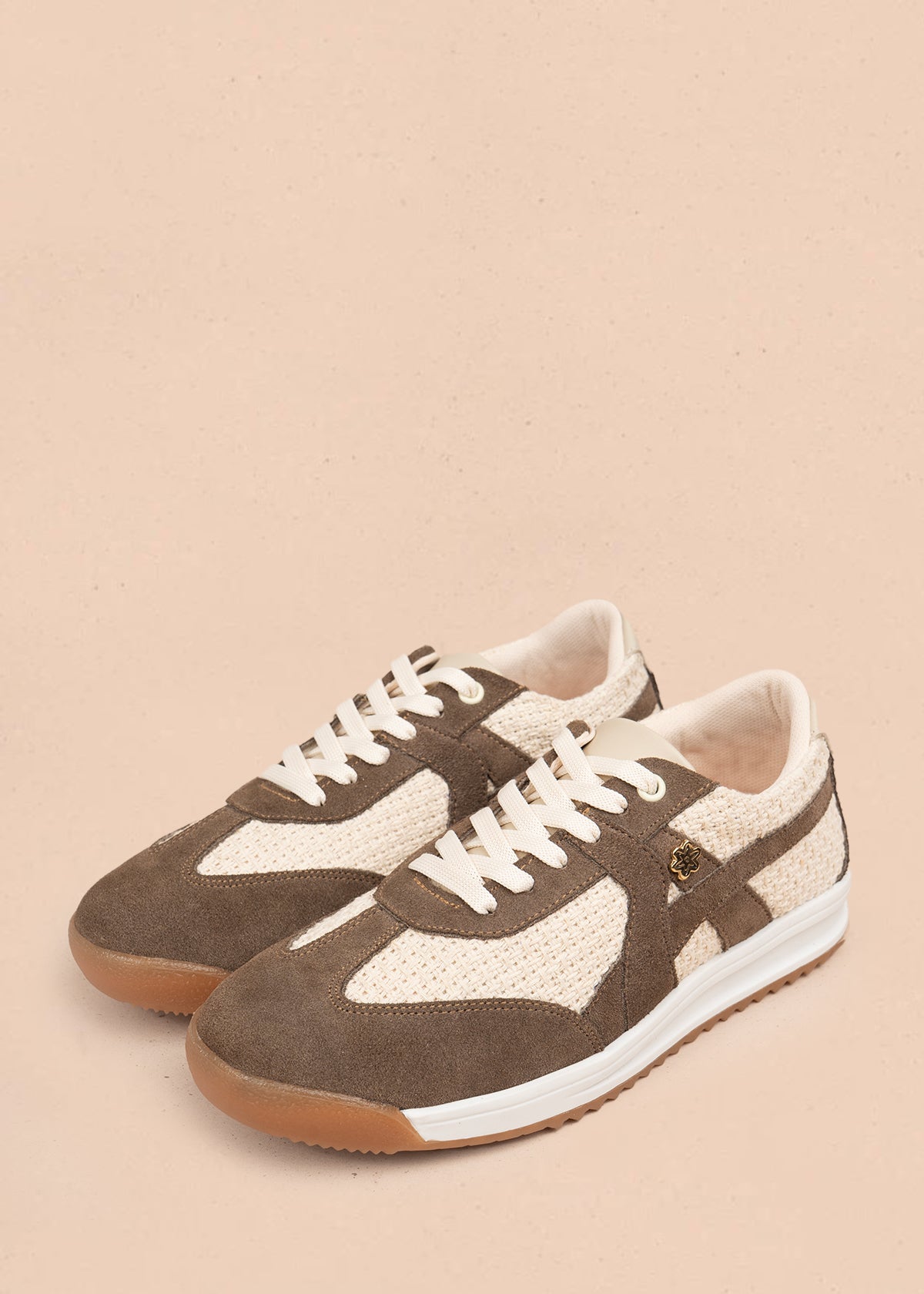 Tenis casuales en cuero color arena con texturizado y detalles en café 106044