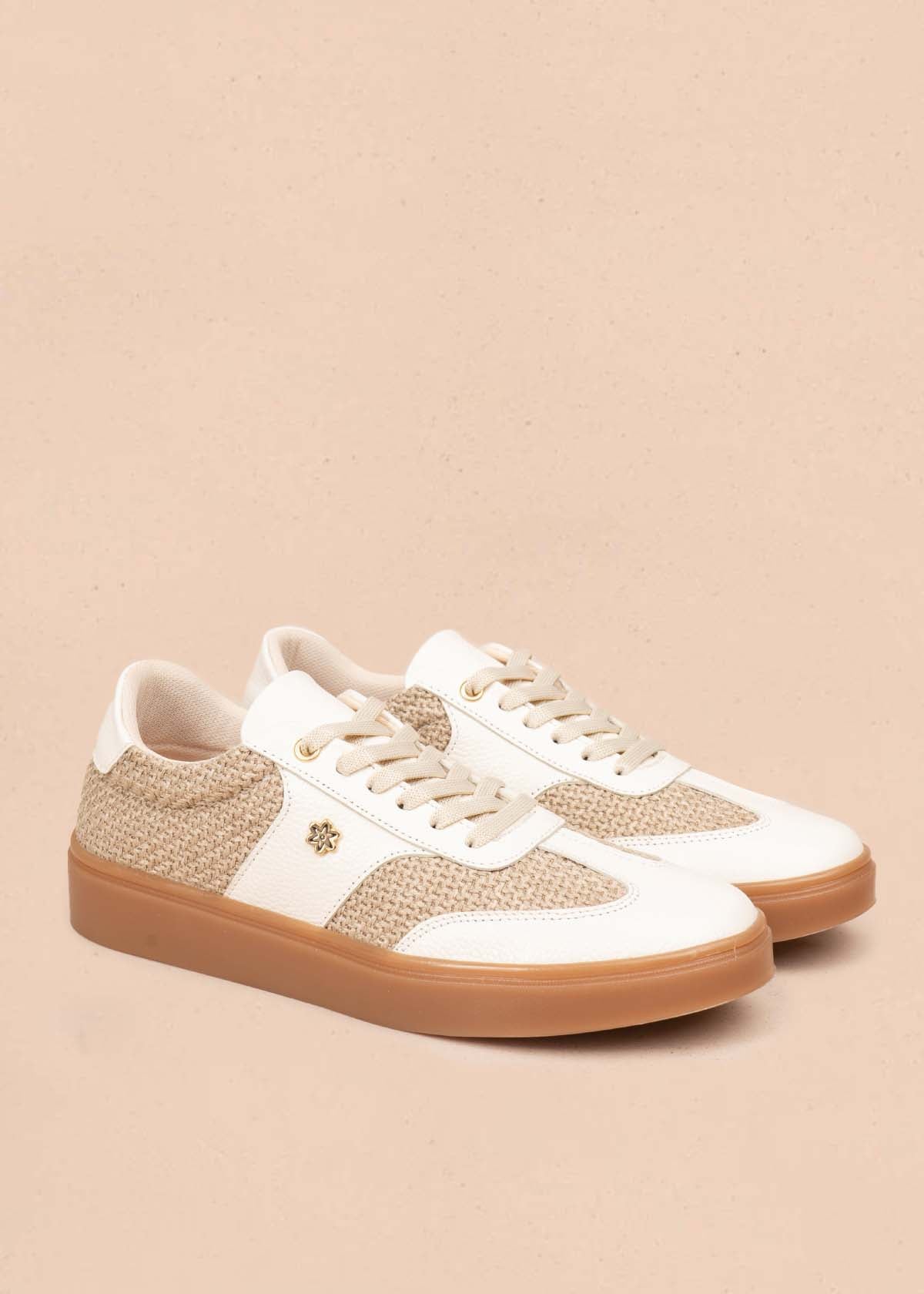 Deportivo en cuero color talco y tejido natural 106045