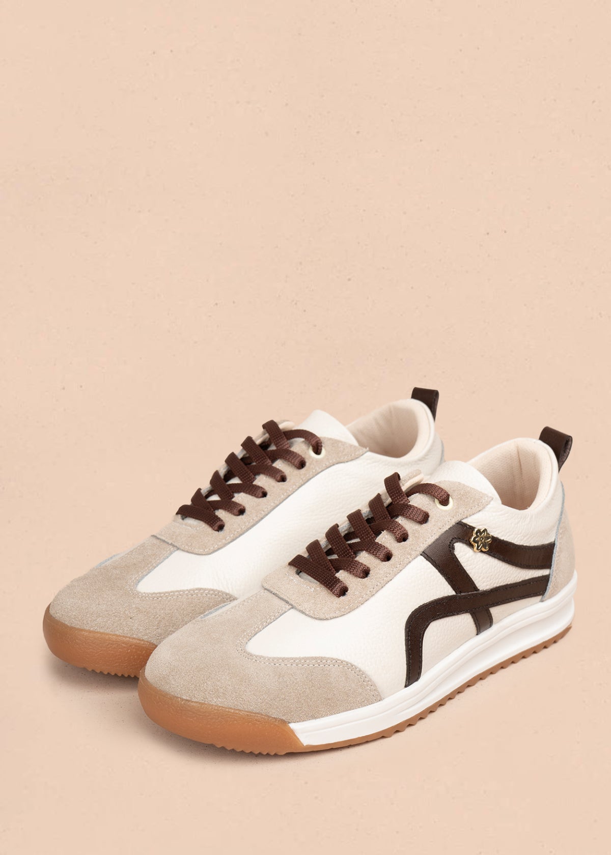 Deportivo en cuero color talco con franjas marrones 106046