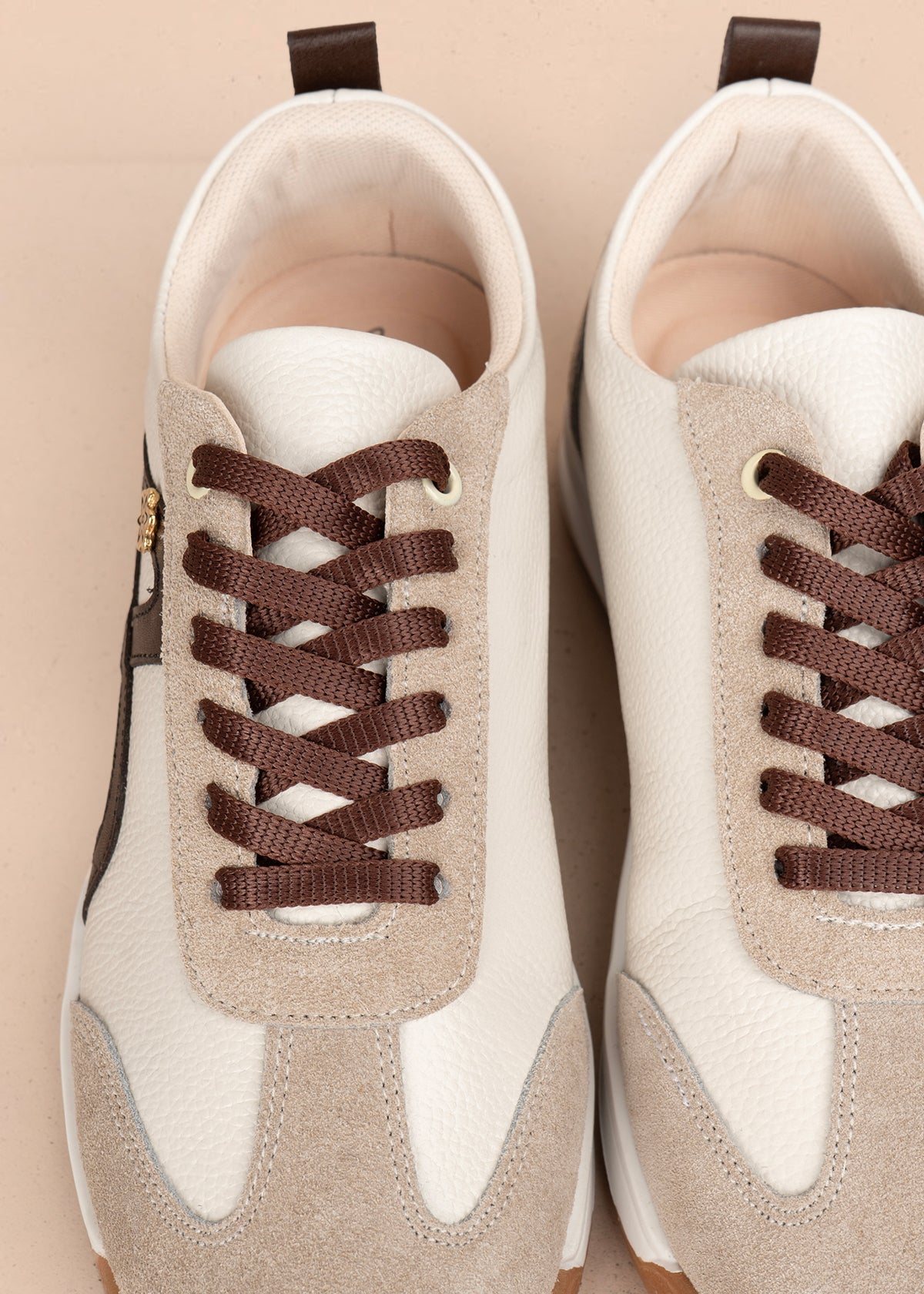 Deportivo en cuero color talco con franjas marrones 106046