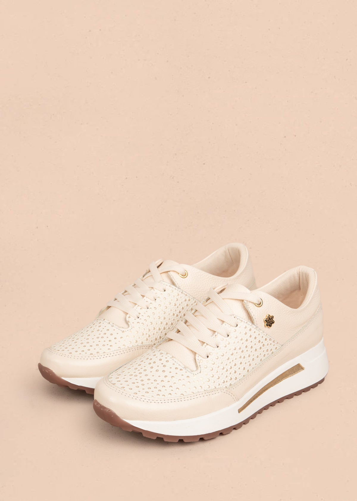 Tenis casuales en cuero color talco con acentos dorados 106048