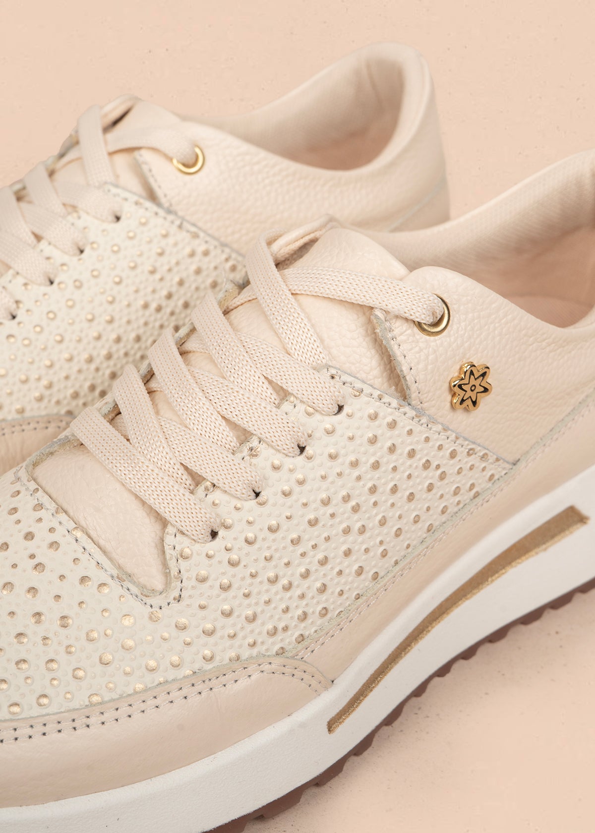 Tenis casuales en cuero color talco con acentos dorados 106048