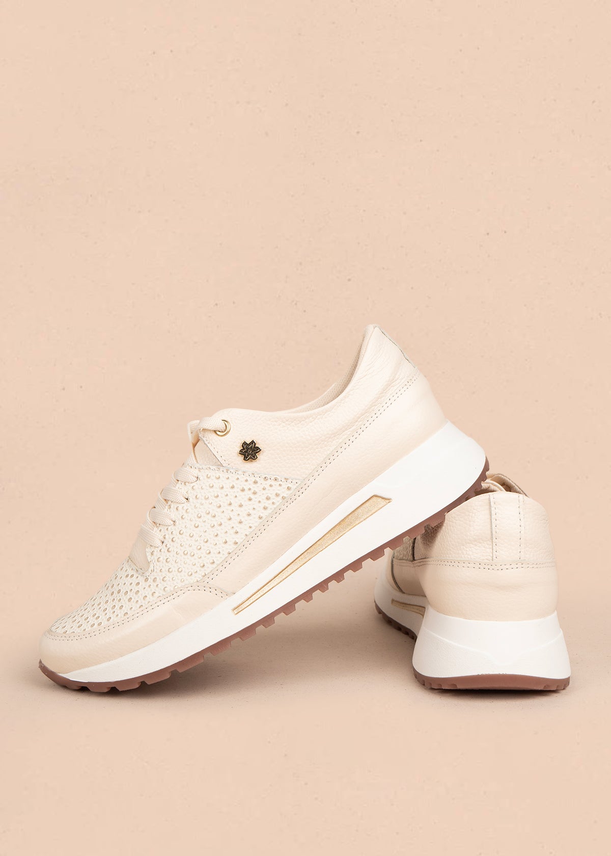 Tenis casuales en cuero color talco con acentos dorados 106048