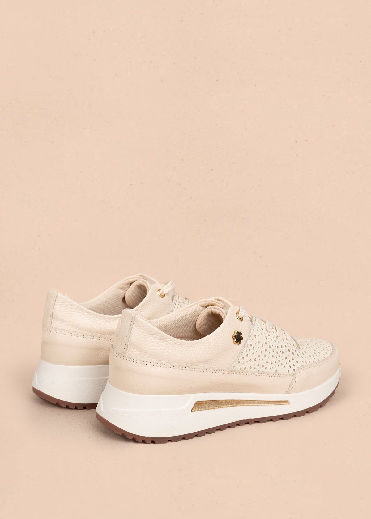 Tenis casuales en cuero color talco con acentos dorados 106048