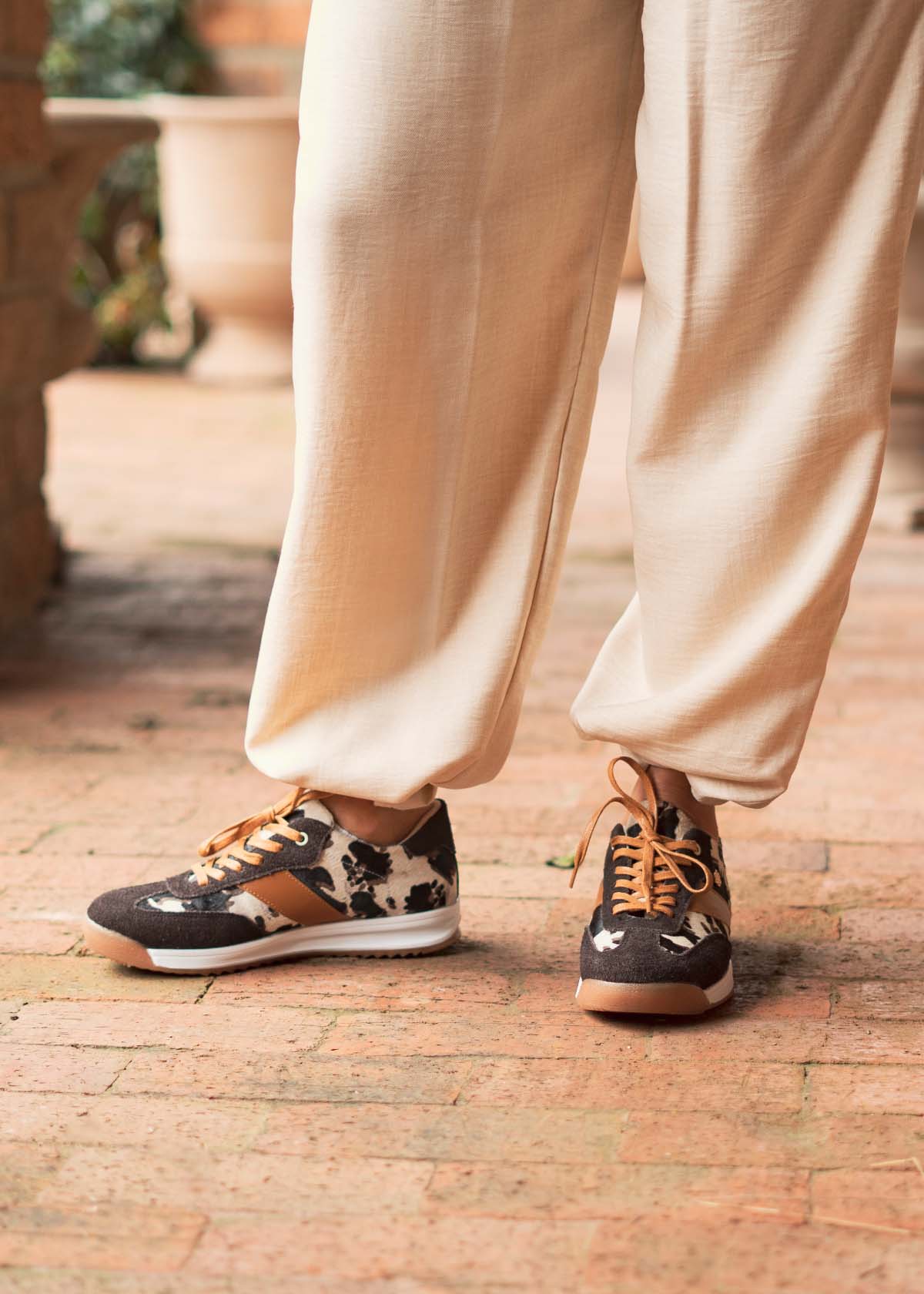 Deportivo en cuero color café con detalles animal print y toques naranja 106049