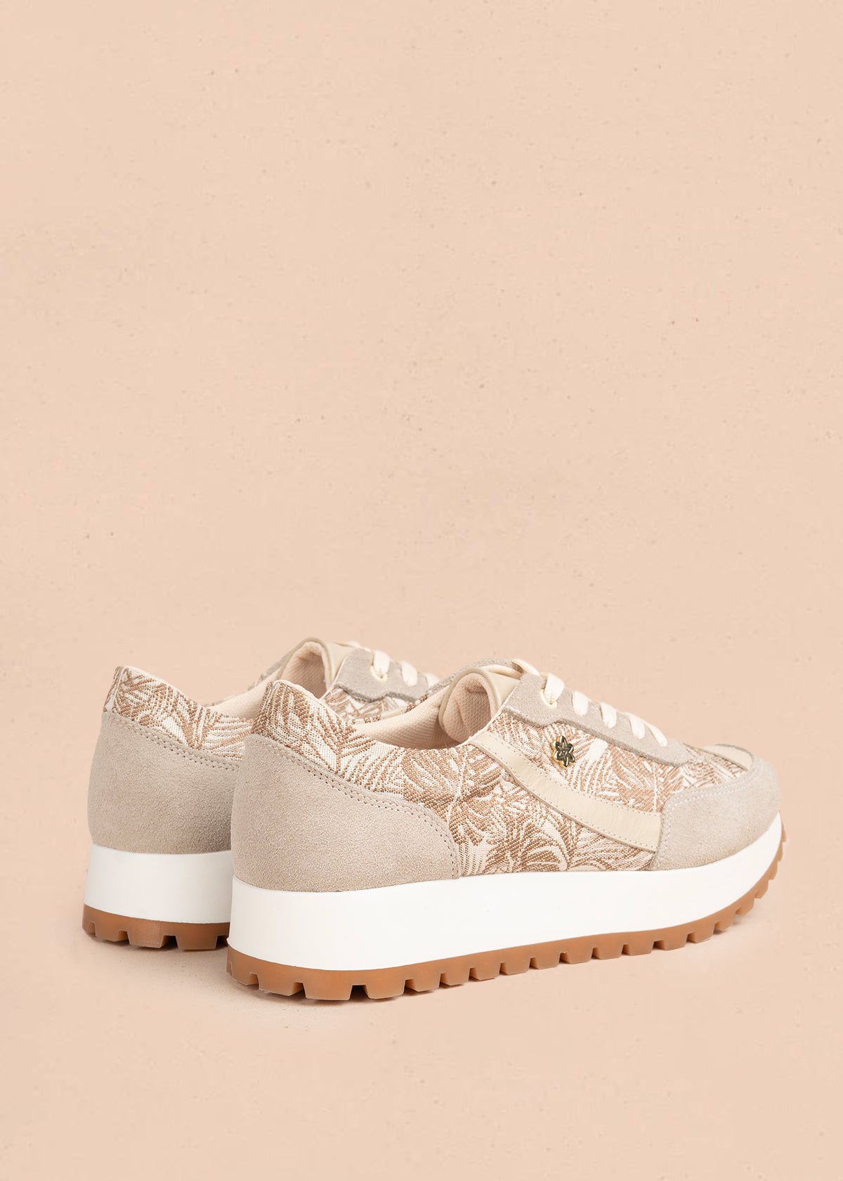 Tenis casuales en cuero color arena con franjas y estampado de hojas 106051