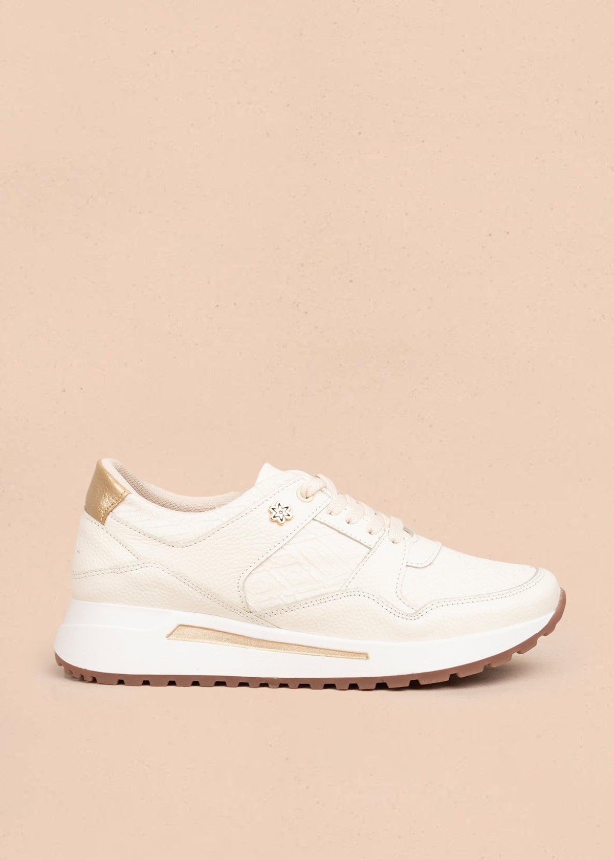 Tenis casuales en cuero color talco con detalles dorados 106052