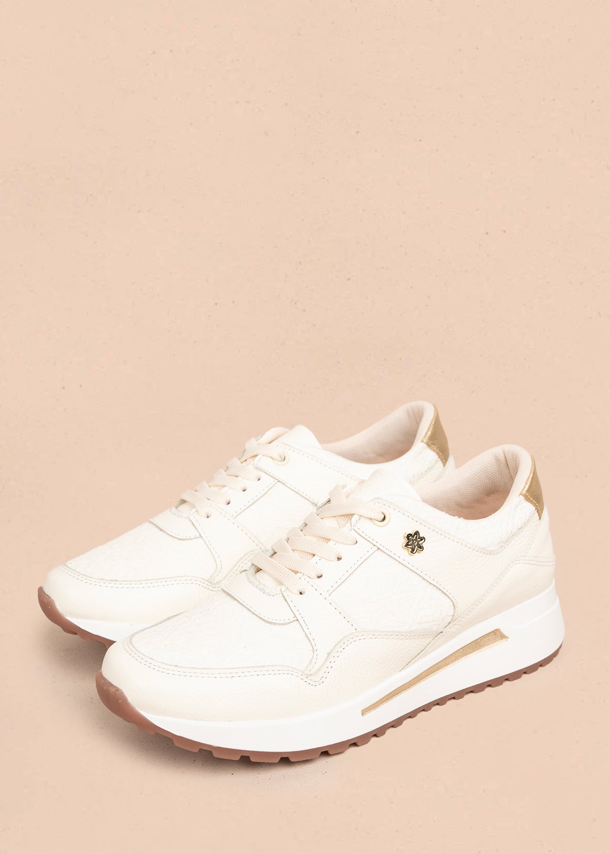 Tenis casuales en cuero color talco con detalles dorados 106052